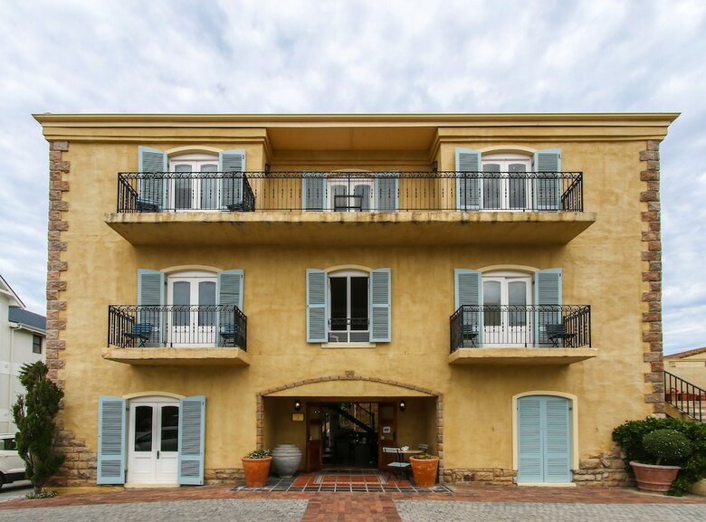Hostal Auberge Burgundy Guesthouse