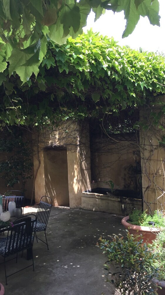 Hostal Auberge Burgundy Guesthouse