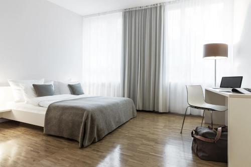Hotel H'otello F'22