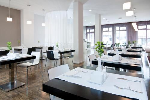 Hotel H'otello F'22