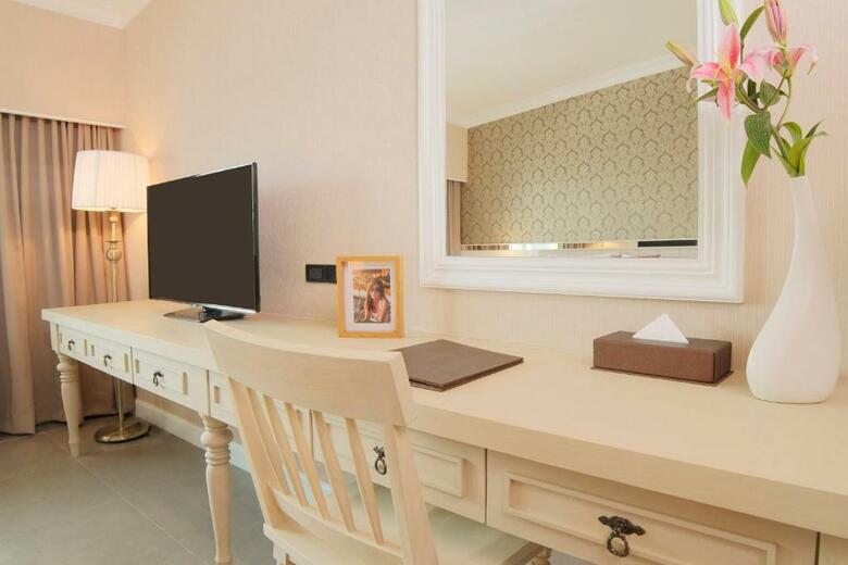 Hotel The Raya Surawong Bangkok