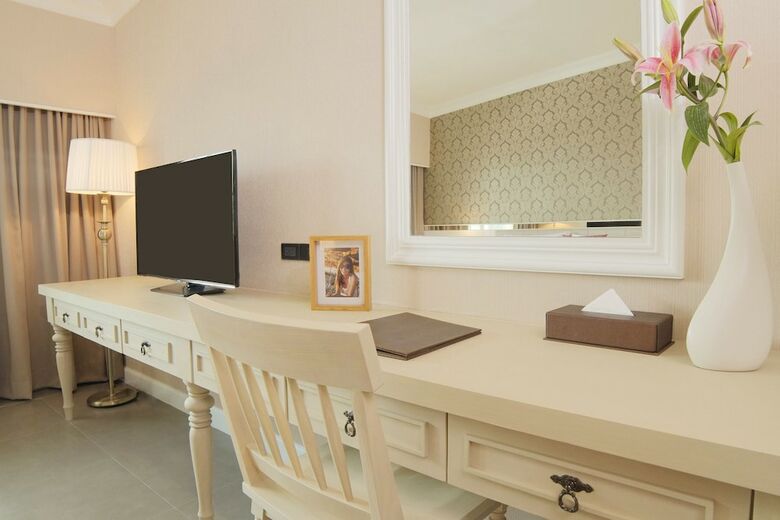 Hotel The Raya Surawong Bangkok