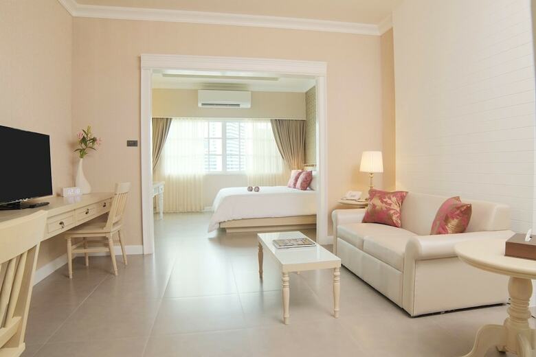 Hotel The Raya Surawong Bangkok