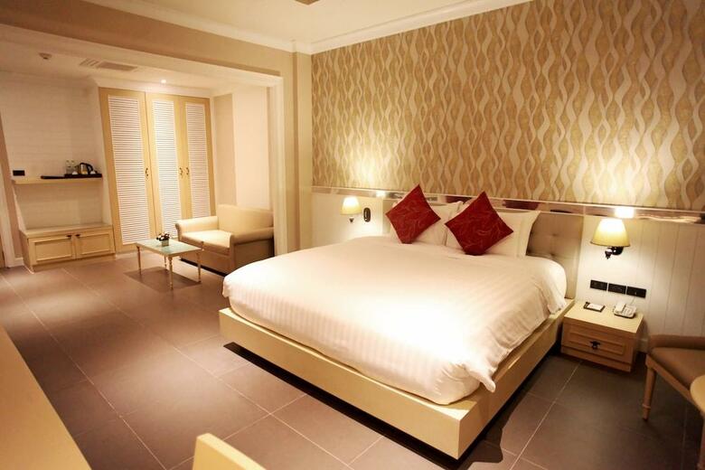 Hotel The Raya Surawong Bangkok