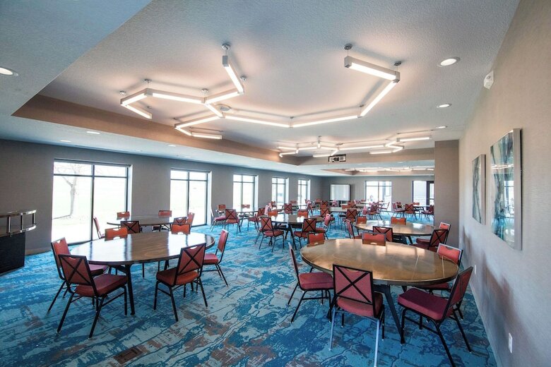 Doubletree By Hilton Hotel Des Moines Airport
