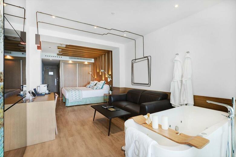 Hotel Pure Salt Garonda