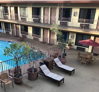 Studio City Court Yard Hotel
