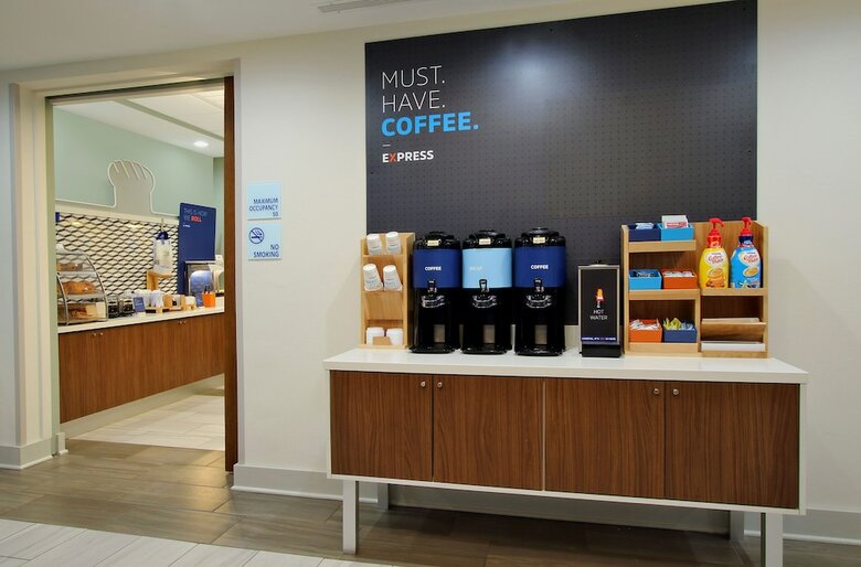 Holiday Inn Express Hotel & Suites Victoria