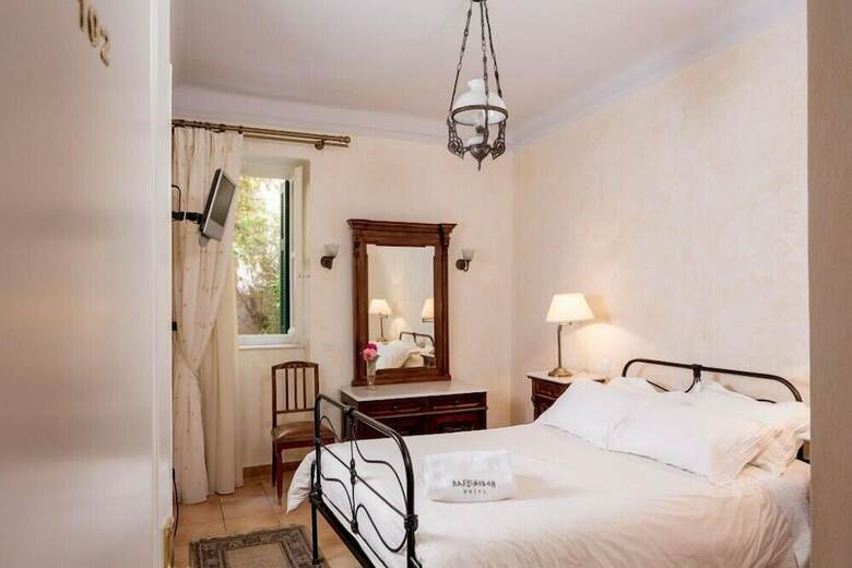 Nafsimedon Hotel
