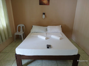 Hotel Whites And Greens Beach Resort