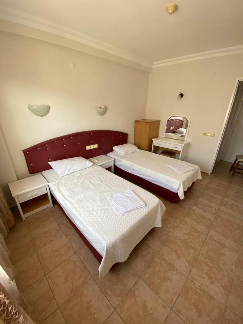 Basil's Apart Hotel