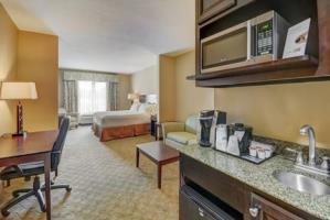 Holiday Inn Express Hotel & Suites