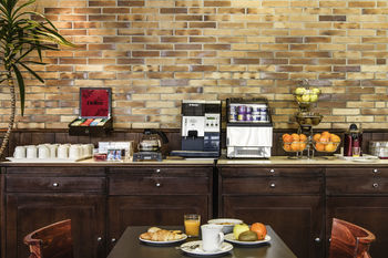 Hotel Ibis Bragan�a (.)