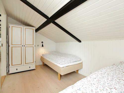 Three-bedroom Holiday Home In Bl�vand 54