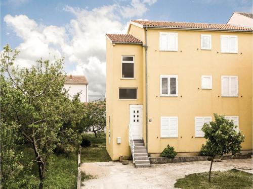 Three-bedroom Apartment In Kastel Gomilica