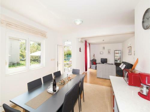 Three-bedroom Holiday Home In Kastel Stafilic