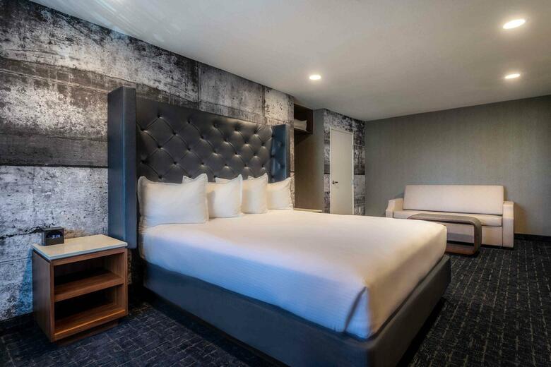 Hotel Camelot Inn And Suites