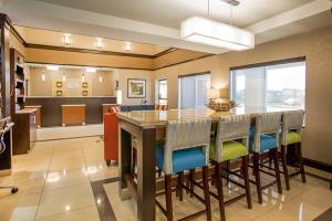 Hotel Comfort Suites West