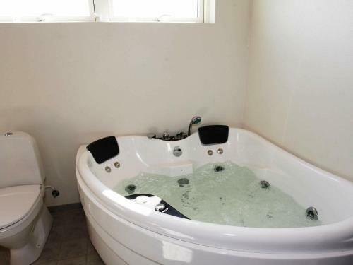 Three-bedroom Holiday Home In V�ggerl�se 17
