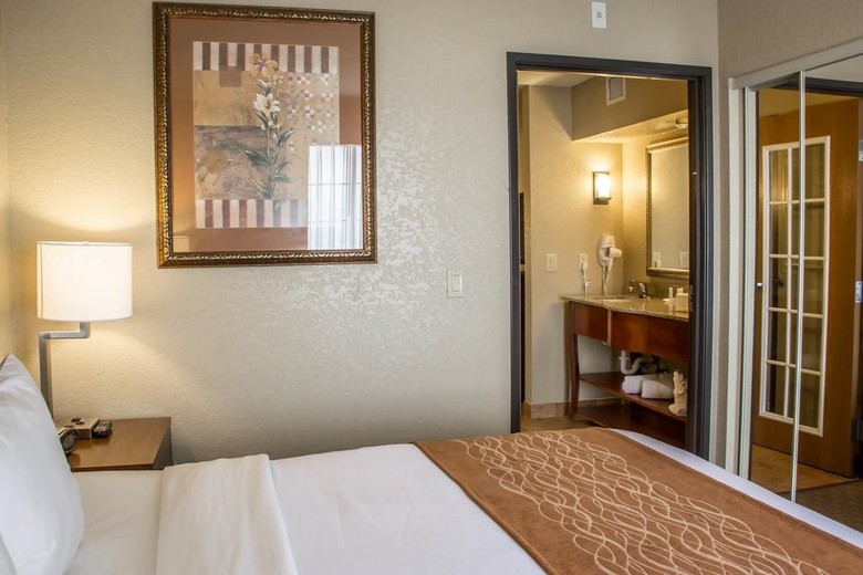 Hotel Comfort Suites Near Seaworld