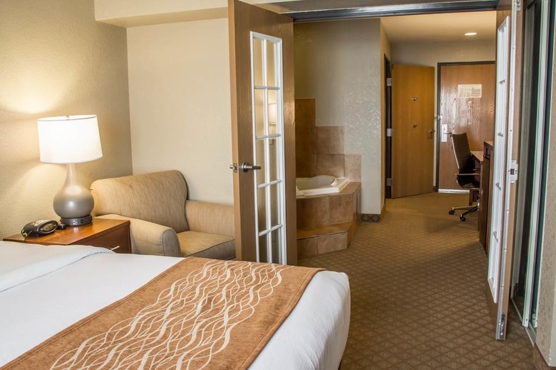 Hotel Comfort Suites Near Seaworld