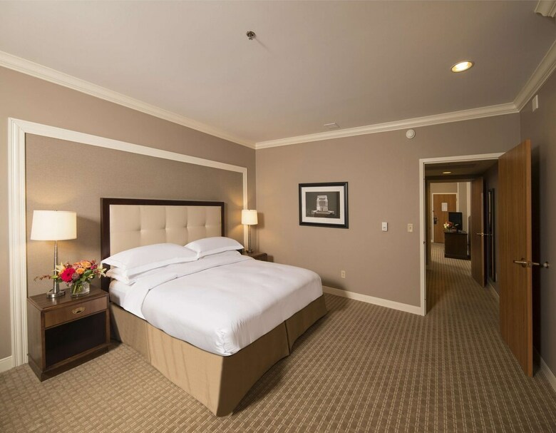 Hilton Indianapolis Hotel & Suites