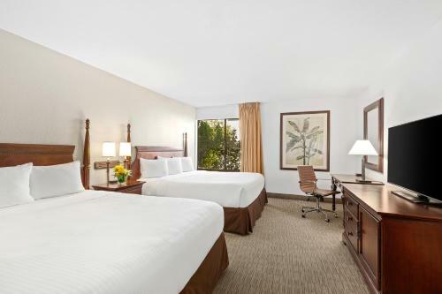 Anaheim Plaza Hotel And Suites