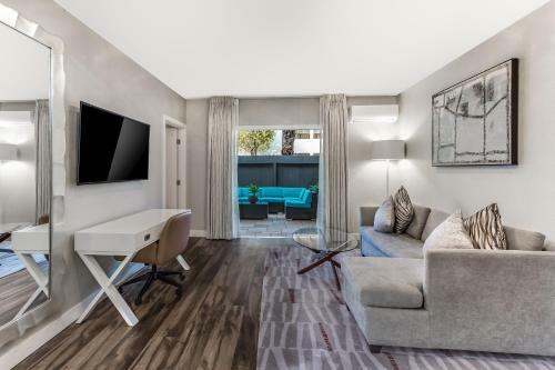 Anaheim Plaza Hotel And Suites