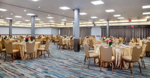 Anaheim Plaza Hotel And Suites