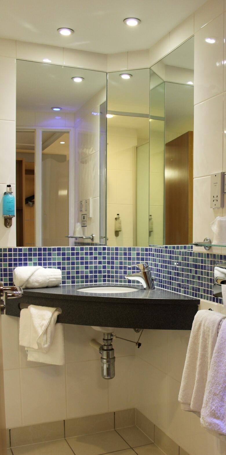 Hotel Holiday Inn Express Cardiff Airport