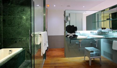 Hotel Reina Petronila