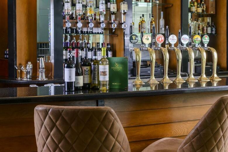 Carlton Shearwater Hotel
