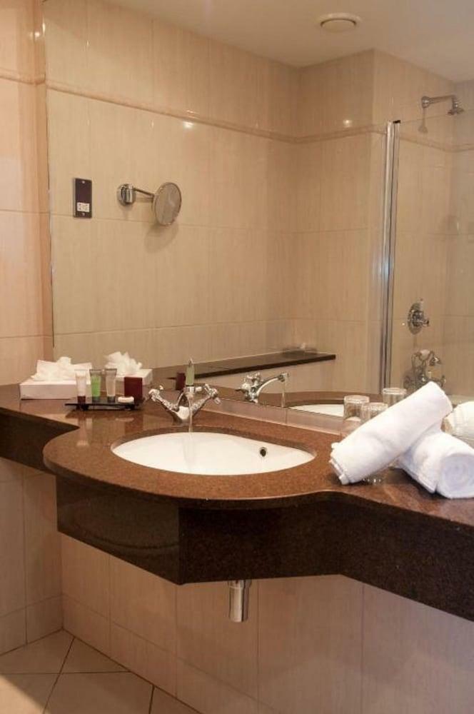 Carlton Shearwater Hotel
