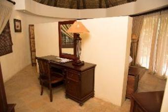 Hotel Mpongo Private Game Reserve