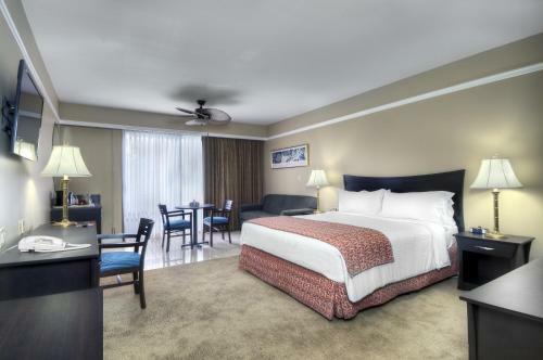 Dinah's Garden Hotel & Trader Vic's