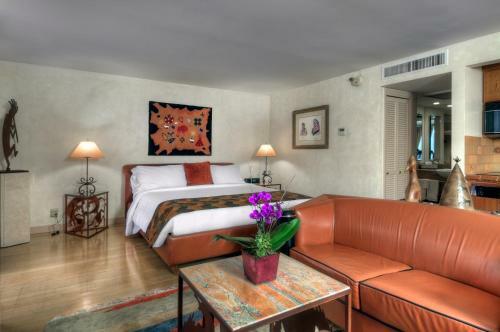 Dinah's Garden Hotel & Trader Vic's