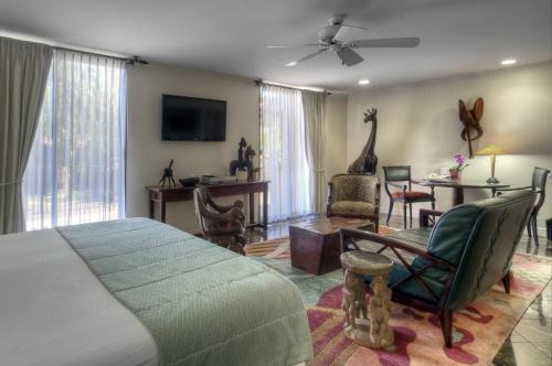 Dinah's Garden Hotel & Trader Vic's