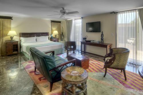 Dinah's Garden Hotel & Trader Vic's