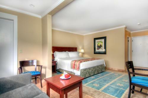 Dinah's Garden Hotel & Trader Vic's