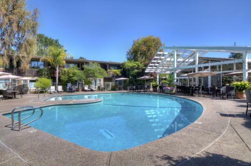 Dinah's Garden Hotel & Trader Vic's