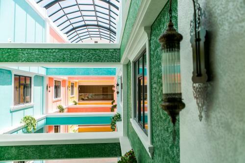 Rich Hotel