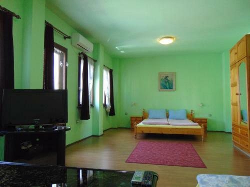 Hostal Guest House The House