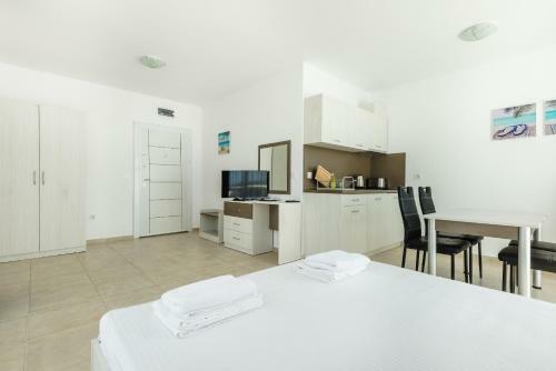 Sea Life Apartments Sinemorets