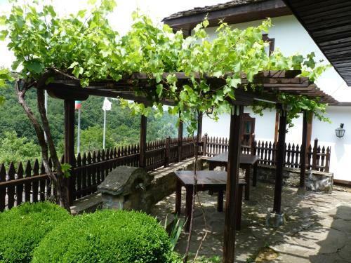 Parlapanova Guest House - Pool Access