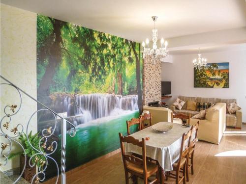 Six-bedroom Holiday Home In Sayalonga