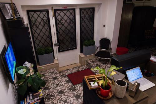 Hostal Backstage Boutique Townhouse