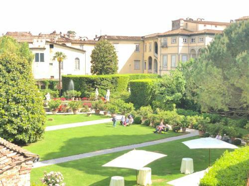 Apartment With Garden