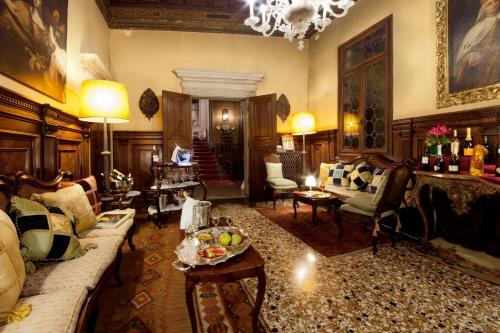 Hostal Palazzetto Pisani Grand Canal