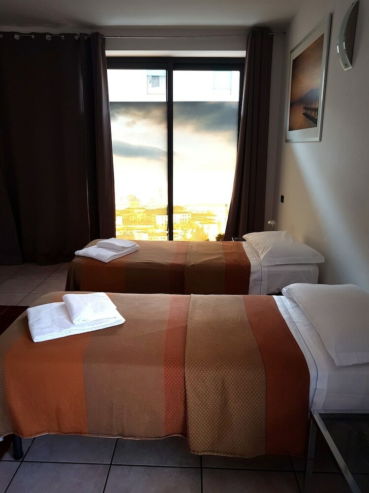 Hostal Apartment Nido Stazione