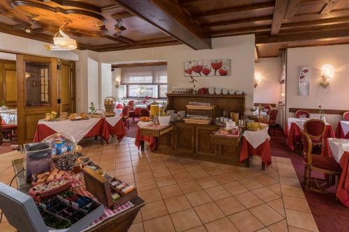 Hotel Logis Hostellerie Motel Au Bois Le Sire